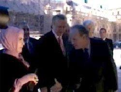 زوجة رجب طيب اردوغان تكسف وزير الخارجية الفرنسي كوتشنر وترفض مصافحته