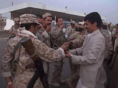 شاهد بالصورة..أبو علي الحاكم يلتقي احدى الكتائب التي ستحل محل اللواء 310 