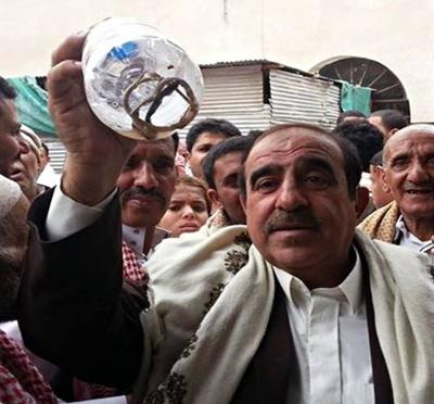ثعبان يسقط على احد المصلين بالجامع الكبير بصنعاء، ويثير الهلع والروايات داخل الجامع (صورة)