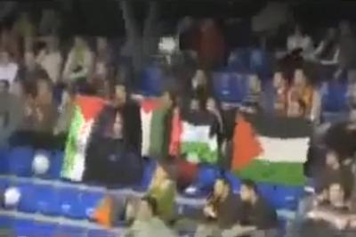  بالفيديو:إسبان يرفعون علم فلسطين في وجه فريق اسرائيل . 