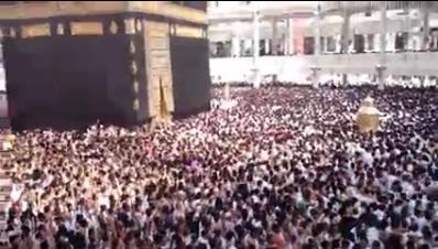فيديو: زحام المعتمرين أثناء الطواف حول الكعبة أمس الجمعة