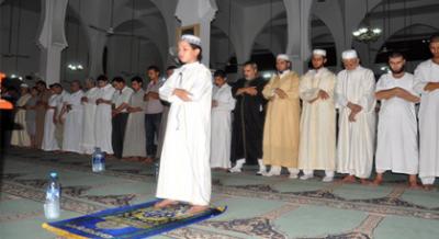 بالفيديو والصور - طفل يؤم المصلين في التراويح بصوت رائع .. 