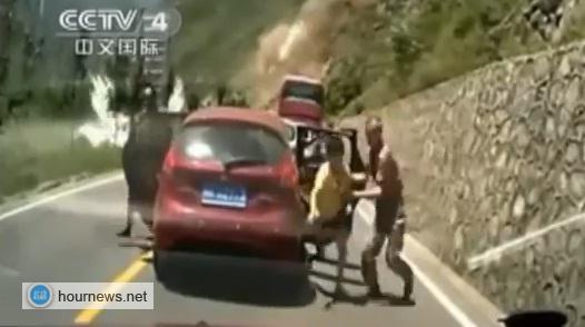بالفيديو .. انهيار صخور على طريق سريع يسقط 30 شخصا بين قتيل وجريح