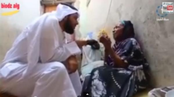 مؤثر جدا !!! الشيخ مشاري الخراز يزور عجوز يمنية وانظر بماذا فاجأها (فيديو)