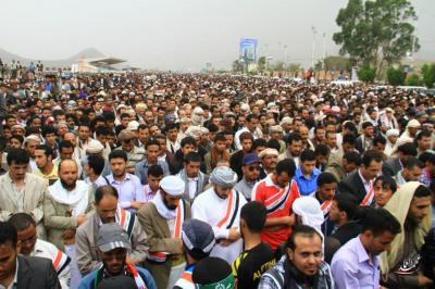 شاهد البوم صور جديد للحشد الذي يغطي السبعين والتشييع الشعبي الكبير للشهيد حميد القشيبي، وصادق وحميد الأحمر يتوسطان الحشد