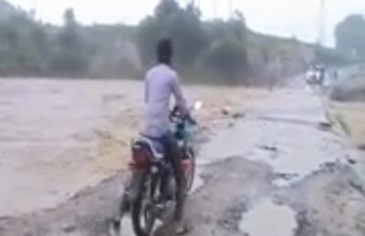 بالفيديو .. شاب تحدى سيلا جارفا فابتلعه 