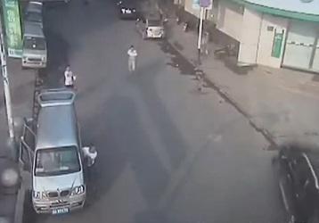  فيديو مؤثر.. سيارة تسحب أمًا وطفلتها بعد صدمهما
