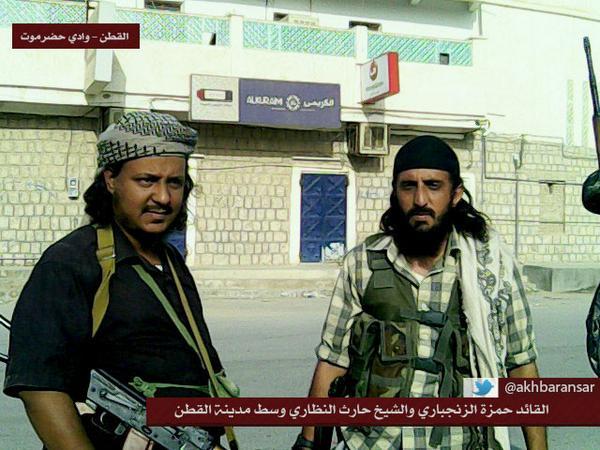 ( صور بدقة عالية) القاعدة تنشر صورا للقائد حمزة الزنجباري والشيخ حارث النظاري وسط مدينة القطن صباح اليوم 