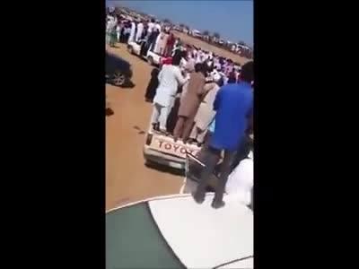 فيديو قطع راس يمنى  (سفاح ينبع) يوم أمس الخميس بالسعودية