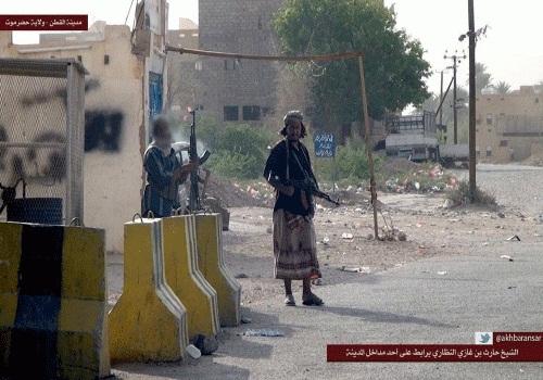 خلافا للأخبار الرسمية : قيادات وعناصر القاعدة في مدينة القطن تتحرك بحرية وتلتقي المواطنين وتسيطر على مباني حكومية ( صور) خلافا للأخبار الرسمية : قيادات وعناصر القاعدة في مدينة القطن تتحرك بحرية وتلتقي المواطنين وتسيطر على مباني حكومية ( صور)