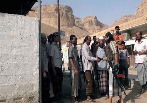 خلافا للأخبار الرسمية : قيادات وعناصر القاعدة في مدينة القطن تتحرك بحرية وتلتقي المواطنين وتسيطر على مباني حكومية ( صور) خلافا للأخبار الرسمية : قيادات وعناصر القاعدة في مدينة القطن تتحرك بحرية وتلتقي المواطنين وتسيطر على مباني حكومية ( صور)