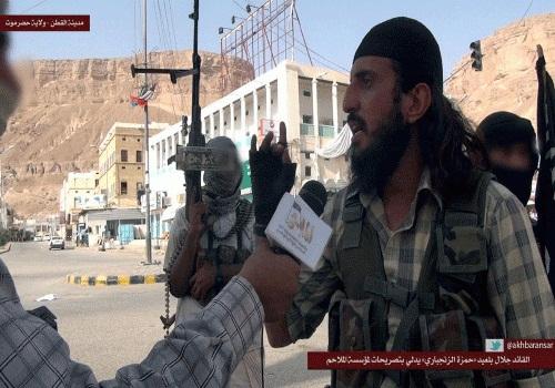 خلافا للأخبار الرسمية : قيادات وعناصر القاعدة في مدينة القطن تتحرك بحرية وتلتقي المواطنين وتسيطر على مباني حكومية ( صور) خلافا للأخبار الرسمية : قيادات وعناصر القاعدة في مدينة القطن تتحرك بحرية وتلتقي المواطنين وتسيطر على مباني حكومية ( صور)