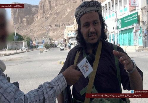 خلافا للأخبار الرسمية : قيادات وعناصر القاعدة في مدينة القطن تتحرك بحرية وتلتقي المواطنين وتسيطر على مباني حكومية ( صور) خلافا للأخبار الرسمية : قيادات وعناصر القاعدة في مدينة القطن تتحرك بحرية وتلتقي المواطنين وتسيطر على مباني حكومية ( صور)