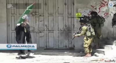 بالفيديو.. شجاعة مسن فلسطيني في وجه جنود الاحتلال تُذهل العالم