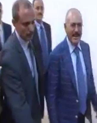 صالح منزعج من مراسل تلفزيون العربية بصنعاء ويقول انه «مشعّب» (فيديو)