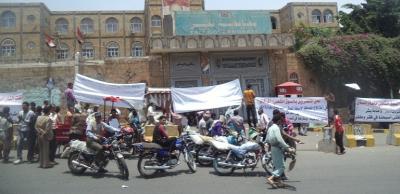 العشرات من متضرري حريق السوق المركزي بتعز يتظاهرون مطالبين بالتعويض  