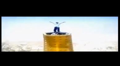 بالفيديو: شاب مغامر يقف على حافة هلال ساعة مكة 
