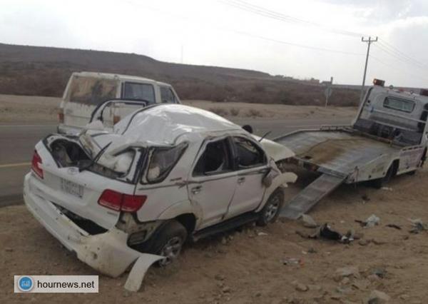 بالصور.. وفاة مغترب يمني وإصابة أربعة آخرين في حادث انقلاب بطريق الملك سعود بمحافظة العقيق