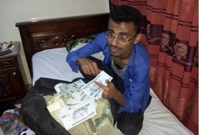 شاب يعثر على حقيبة بداخلها 21 مليون يمني و140 الف سعودي ويعيدها لصاحبها