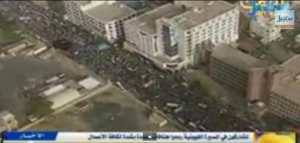 فيديو جوي للمسيرة المليونية في العاصمة صنعاء وما هو الخط الأسود الذي يظهر وسط الحشود؟