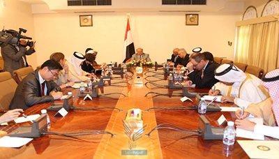 الرئيس يبلغ "الدول العشر" بما تتعرض له العاصمة جراء وجود جماعات مسلحة على مداخلها
