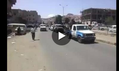 موقف كبير يهز المشاعر .. شاهد بنفسك.. البيضاء تصطف ضد إرهاب الحوثي (فيديو)