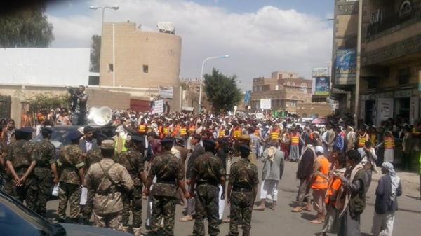 مسيرة الحوثيين تصل إلى جوار رئاسة الوزراء وتقف وجهاً لوجه بالحراسة (صورة)