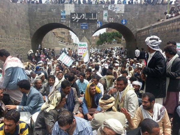 الحوثيون يتجمعون بالقرب من ميدان التحرير وسط العاصمة صنعاء، ويقطون شوارع رئيسية.. (صور)