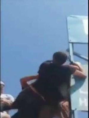 بالفيديو.. فلسطيني يحاول الانتحار لتعيينه "فراشًا" بعد تقدمه لوظيفة مُعلم