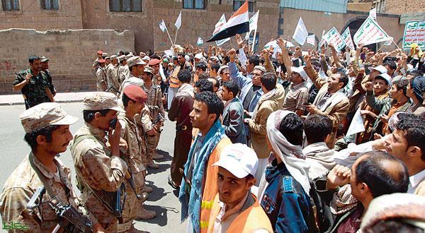 عكاظ: الحوثيون يرفعون سقف المطالب ويهددون بنشر الفوضى