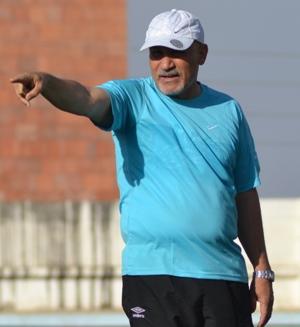 لاعب يمني يطلب من مدربه المصري الكف عن الصراخ 