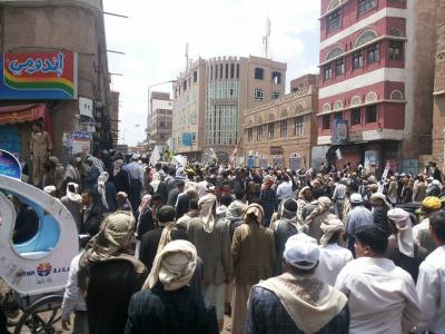 عــاجــل: إطلاق رصاص كثيف بالقرب من رئاسة الوزارء بعد مناوشات بين متظاهرين حوثيين وقوات الأمن بالمنطقة وسقوط قتلى