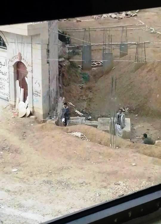 مستجدات الوضع في حزيز بعد اشتباكات بين الجيش وحوثيين استولوا على مدرسة حكومية وهاجموا معسكراً