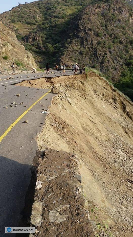 بالصور: انهيار طريق العدين الجراحي بفعل السيول الجارفة