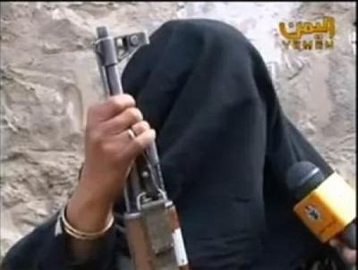امرأة تقاوم مليشيات الحوثي وتقتل وتصيب ثلاثة منهم في منطقة حزيز