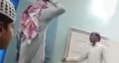 السعودية : معلم يضرب طالبا بسوط خيول على ظهره ويديه، وتعليم مكة تعلن فصله .. فيديو
