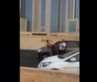 بالفيديو.. تجريد ملابس في "خناقة" بين سائقين بالسعودية