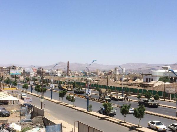 بالصور: انتشار مكثف للدبابات بجوار منزل الرئيس هادي في شارع الستين، وحول الرئاسة، وإغلاق شارع السبعين