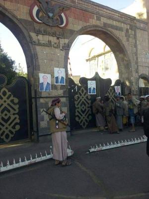 سبأ: الحوثيون يسلمون الشرطة العسكرية كافة المباني الحكومية التي سيطروا عليها