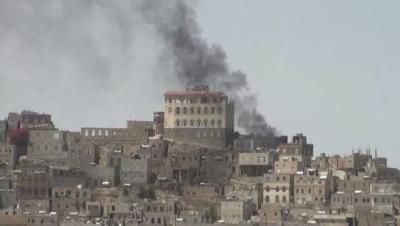 مسلحون حوثيون ينهبون محتويات منازل اللواء الاحمر 
