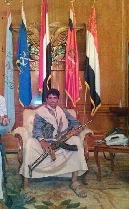 شاهد بالصورة: مسلح حوثي يجلس على كرسي وزير الدفاع