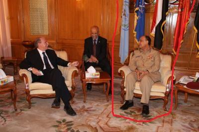 شاهد بالصورة: مسلح حوثي يجلس على كرسي وزير الدفاع