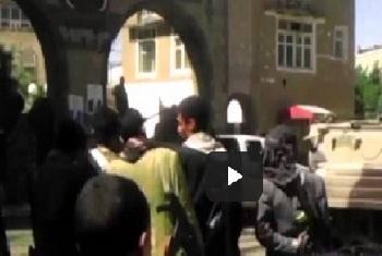 فيديو لنهب المجنزرات والسلاح الثقيل من مقر قيادة القوات المسلحة بصنعاء