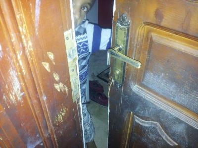 صحيفة تكشف عن تفاصيل الاقتحامات المسائية والصباحية لمنازل قيادات الإصلاح واللواء "الأحمر"