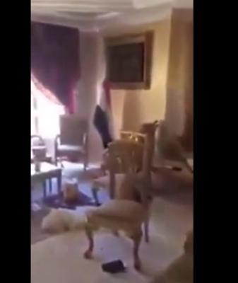 بالفيديو: جولة للحوثيين داخل منزل حميد الأحمر بعد اقتحامه (تصوير داخلي)