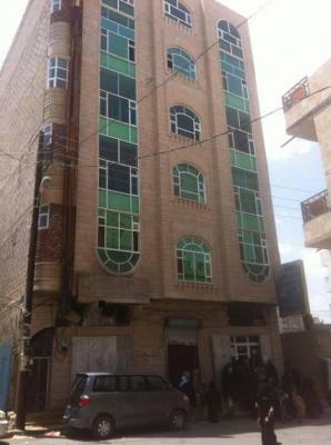 بالصور: مسلحون حوثييون يحاصرون مؤسسة التضامن التنموية الخيرية، وبداخلها 12 عاملة، تمهيداً لاقتحامها (والمديرة تستنجد)