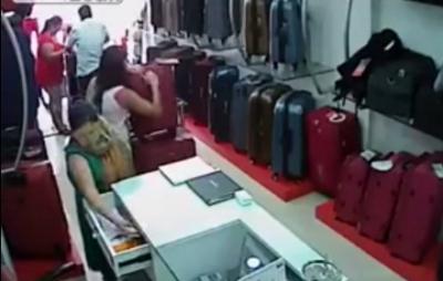 بالفيديو ..عصابة نسائية محترفة تسرق خزنة نقود متجر حقائب