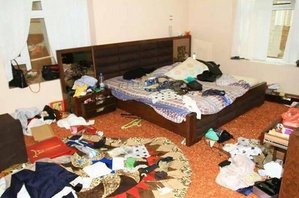 الحوثيون ينزلقون إلى نشر "صور عائلية" لمعارضيهم بعد اقتحامهم لمنازلهم ونهب ما بداخلها