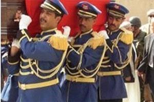 صنعاء تشيع جثمان قائد لواء الدفاع الجوي بالمنطقة العسكرية السادسة وعقيد آخر الذين قتلوا خلال مواجهات مع جماعة الحوثي بصنعاء 