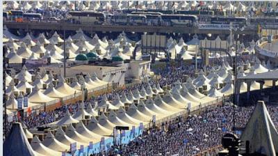 حجيج بيت الله الحرام يتوافدون إلى "منى" قبيل توجههم إلى "عرفة"